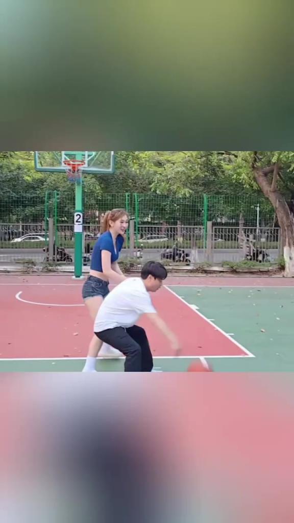 集夢會長背打一米8的女生，這是真打球??！