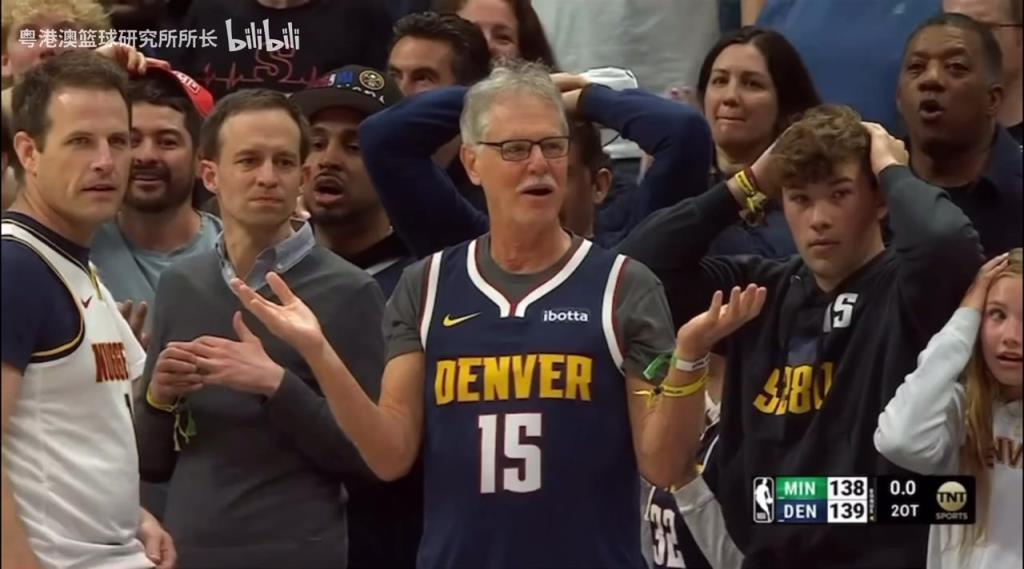 導(dǎo)火索？回顧此前掘金對陣森林狼，威少送出三分犯規(guī)后的眾生相！