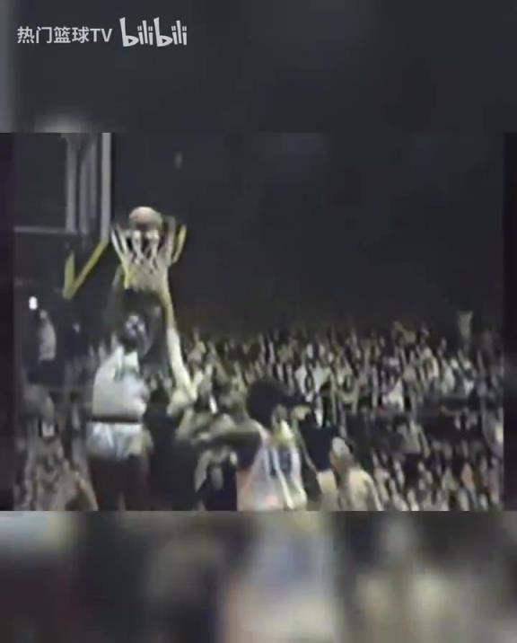 這是怪物嗎？張伯倫高中時(shí)期是怎么打球的？校園里的明星！