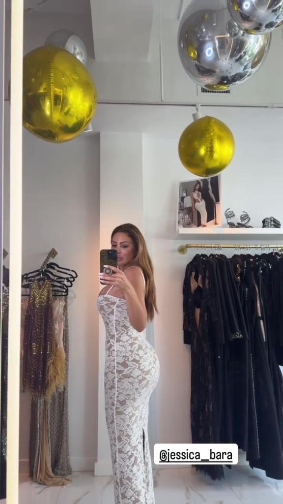 徐娘半老！皮蓬前妻穿吊帶裙自拍，這身材也太炸裂了！