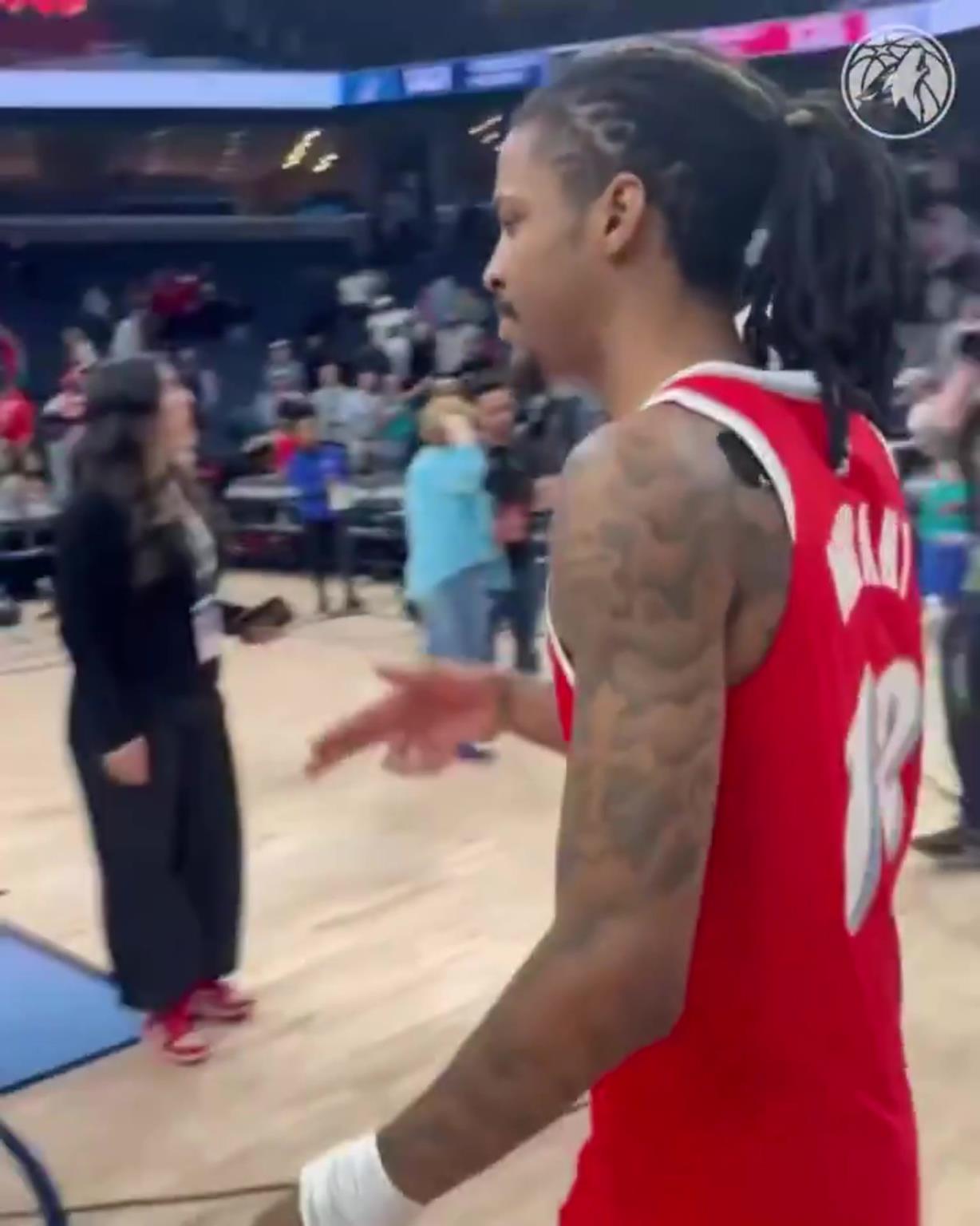 笑死！莫蘭特賽后與華子握手，竟然也是比出“手槍”的手勢