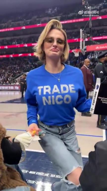 主場不準(zhǔn)球迷打印“解雇Nico”標(biāo)語，女球迷就出此下策