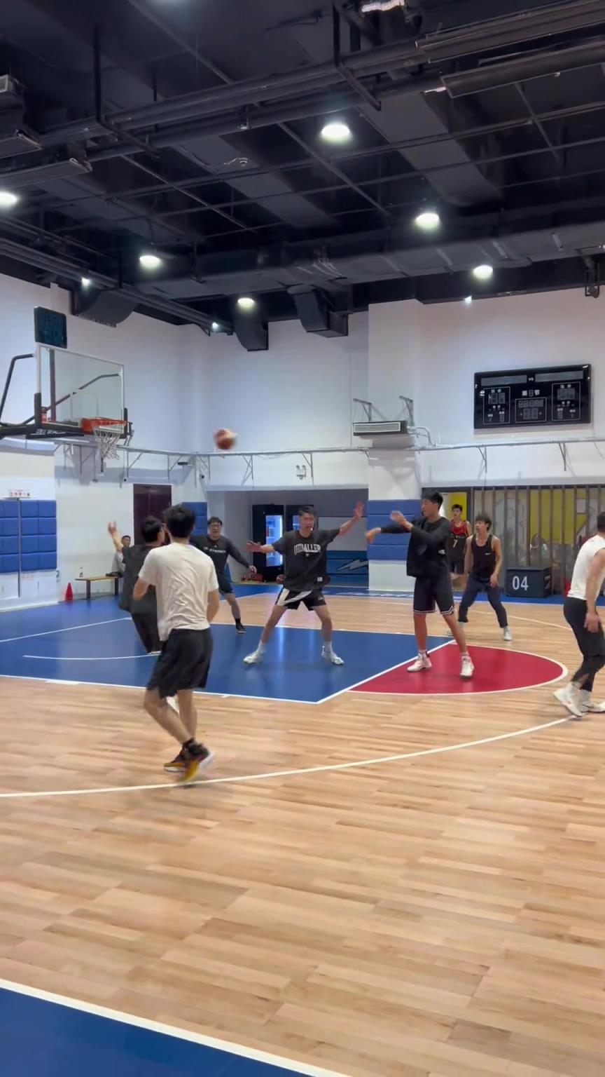 對(duì)手回家后：老婆，我今天在野球場(chǎng)匹配到巔峰馬刺隊(duì)了！