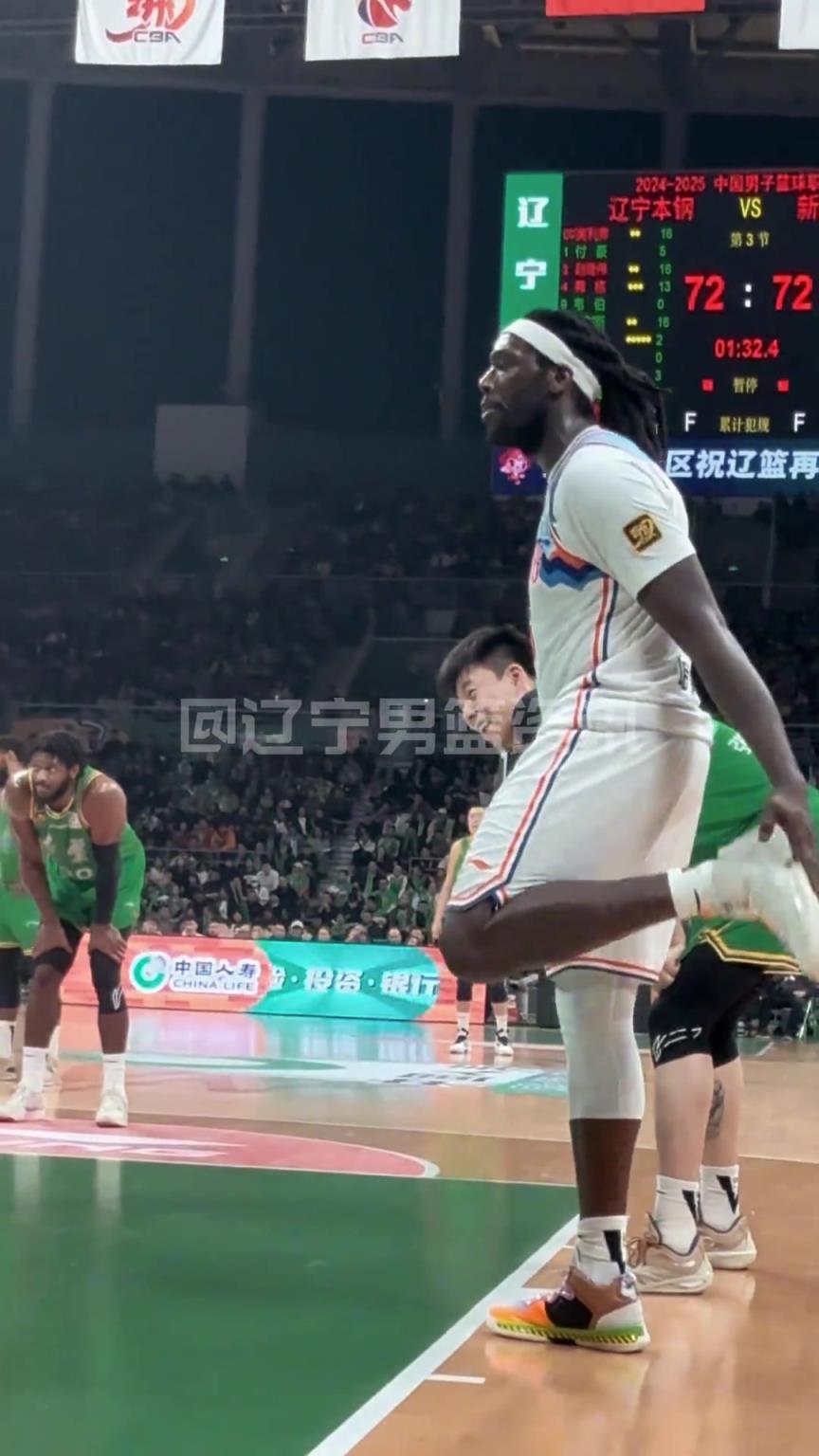 哈雷爾狂噴奧利弗：我會(huì)在澳洲干你小子！裁判吹T送他離場(chǎng)