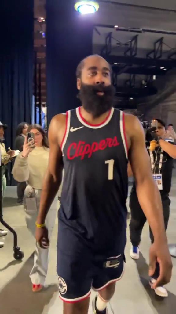 爆砍39分！哈登賽后走入球員通道氣喘吁吁：今天是場(chǎng)艱苦的戰(zhàn)斗