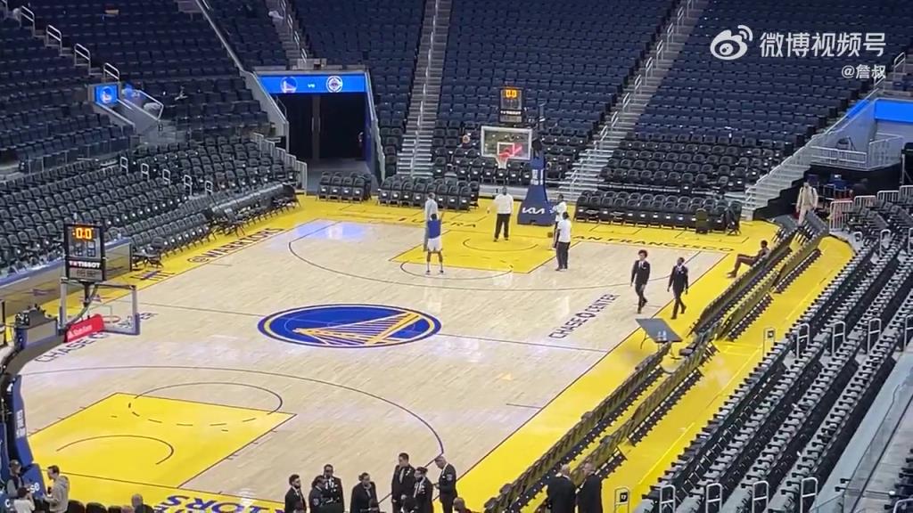 今天沒有得到出場機(jī)會！庫明加賽后還留在場地練習(xí)投籃