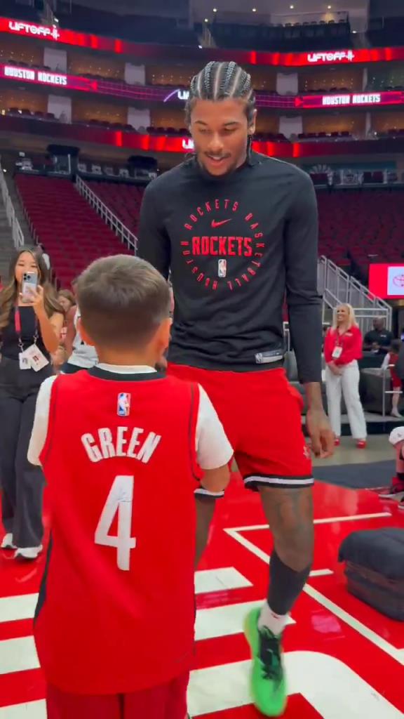 暖心偶像！小球迷賽前得到杰倫格林親簽球鞋球衣