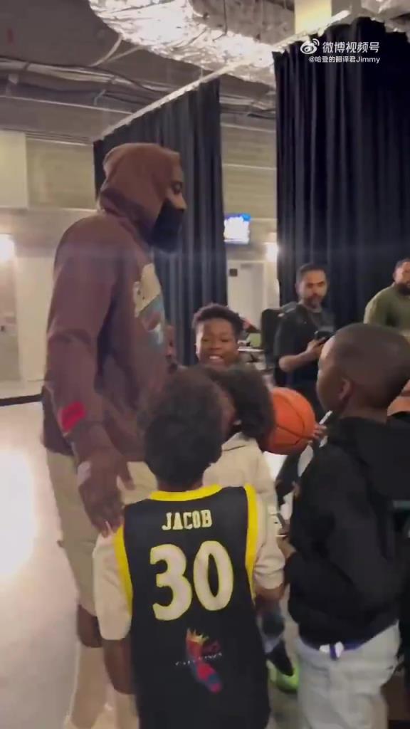 哈登賽后對小朋友：聽你們家長的話，總有一天你們也會打進NBA