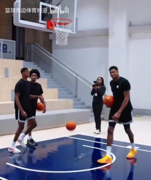 別人能學得來嗎？名場面：字母哥指導小球員籃下腳步！