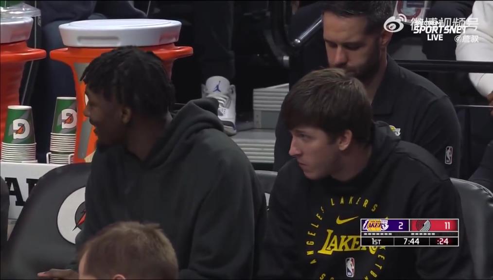 鎖定西部第三愜意得很！里夫斯輪休在板凳席上吃東西被抓拍到了