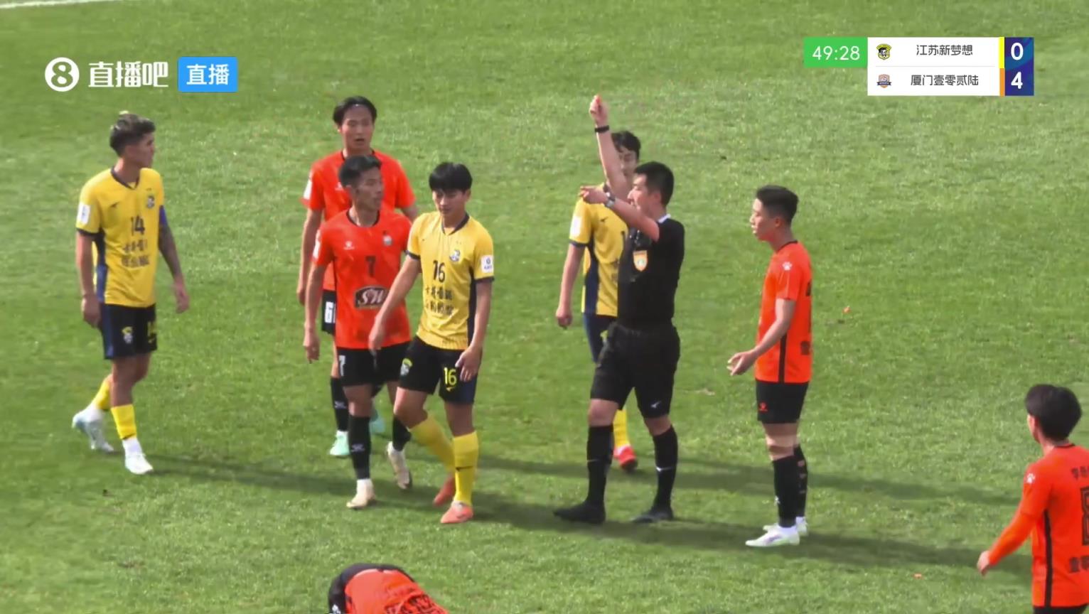 比姆巴佩抬的還高，中冠球員亮鞋釘兇狠蹬踏被裁判直紅驅(qū)逐