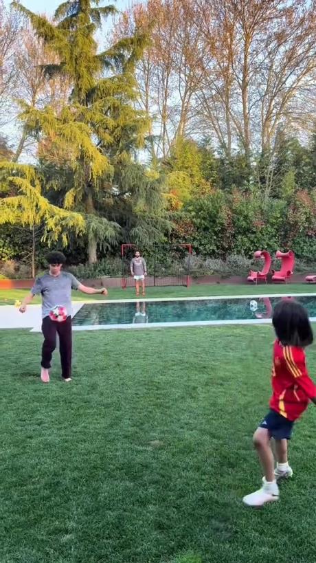 馬塞洛和兒子隔水相傳！大兒子腳法有點(diǎn)東西的！