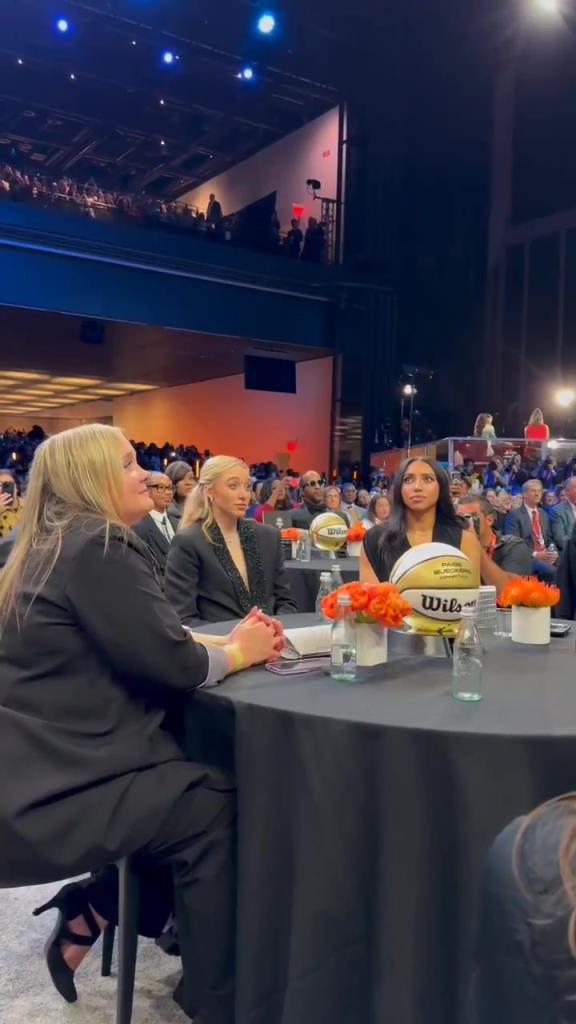 今天這穿搭，差點沒認(rèn)出來！佩奇-布克斯當(dāng)選WNBA狀元后十分淡定