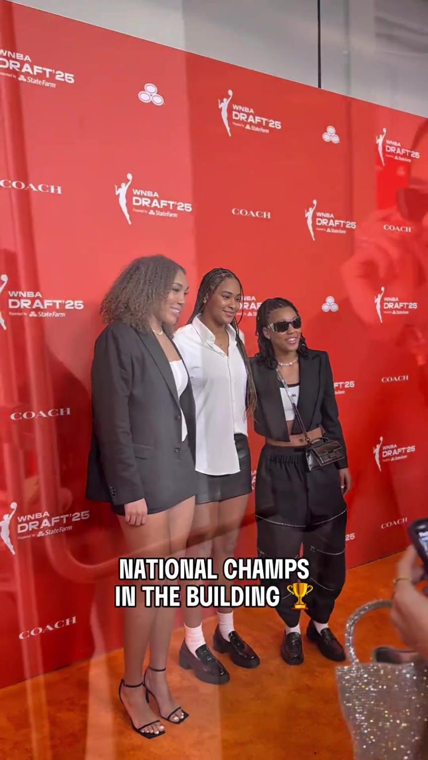 吧友們有喜歡的嗎？WNBA選秀大會上，到處都有靚麗的風(fēng)景線