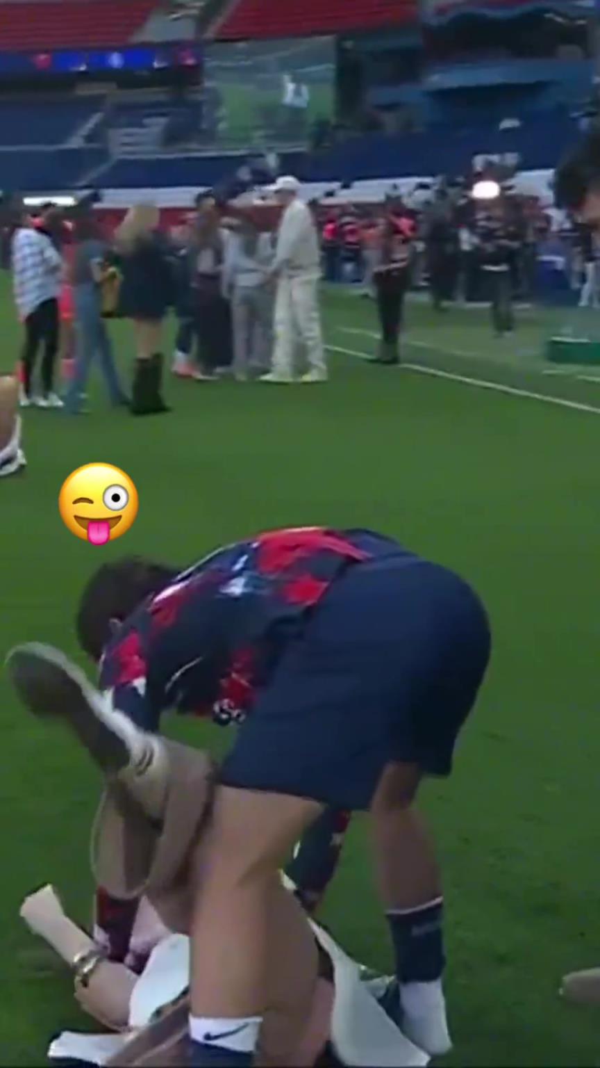 玩這么花??？?jī)?nèi)維斯在家人面前把自己女友按倒在地