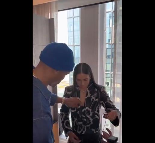 威嫂看到要打人的！威少上手幫WNBA妹子整理胸前的衣服