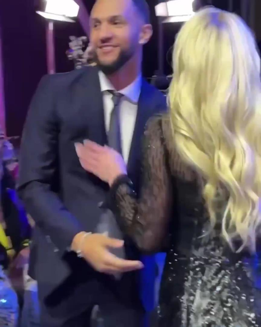 身材姣好！薩格斯的女友海莉被芝加哥天空選中！兩人接吻慶祝