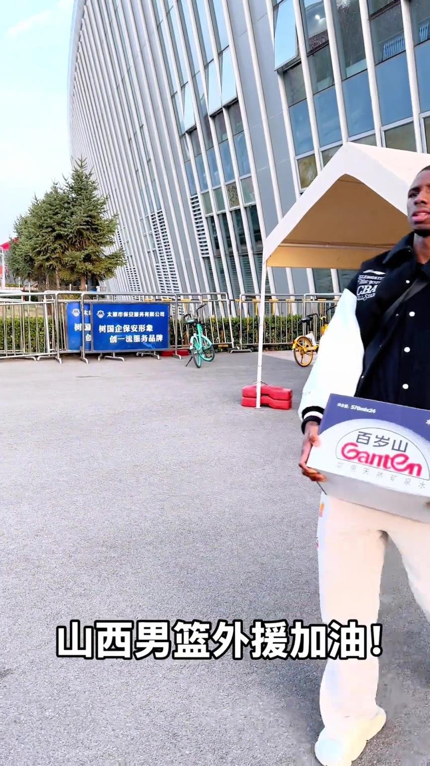 不是！你們山西外援合同還包括搬水的？