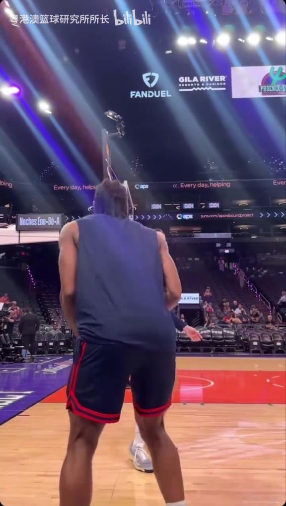 機(jī)器人級(jí)別的靜態(tài)身體！近距離看小卡的賽前熱身！