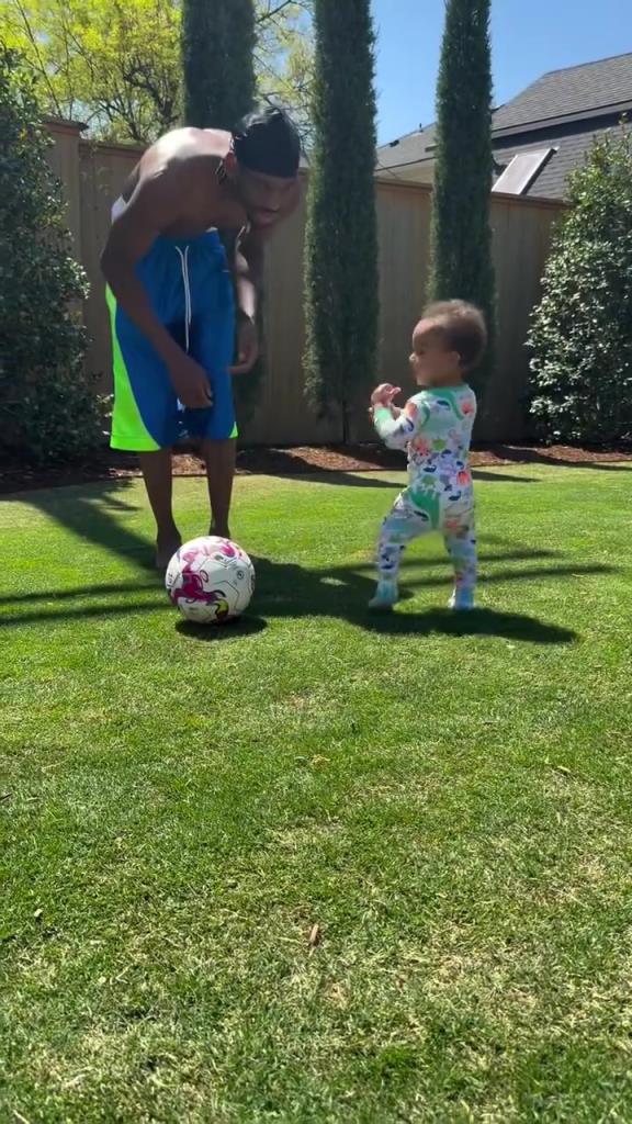 足球要從娃娃抓起！SGA帶娃踢足球，小孩摔倒時(shí)鼓掌“嘲笑”！